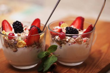 Granola taze meyveleri ve yoğurt ile