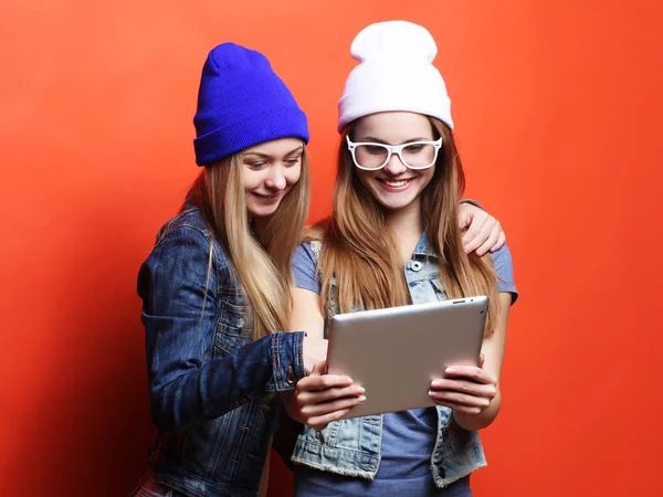 Hipster meninas amigos tomando selfie com tablet digital, estúdio — Fotografia de Stock