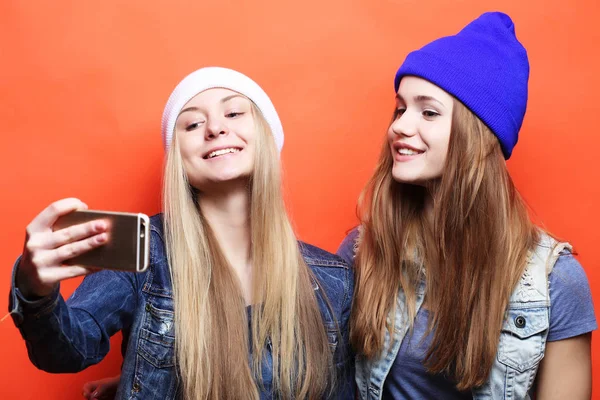 Twee tienermeisjes vrienden in hipster outfit maken selfie op een pho — Stockfoto