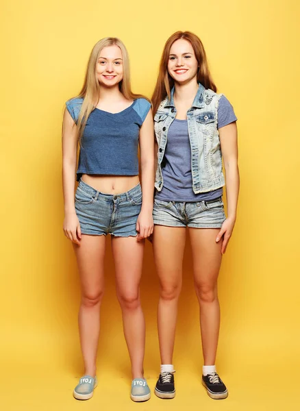Portret dwóch młodych dziewczyn najlepszych przyjaciół przeskoczyć ye — Zdjęcie stockowe