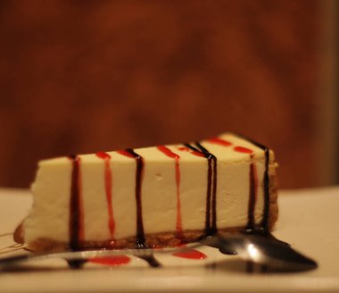 Beyaz tabakta çikolata soslu Cheesecake