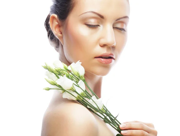 Mujer joven con flores blancas aisladas en blanco — Foto de Stock