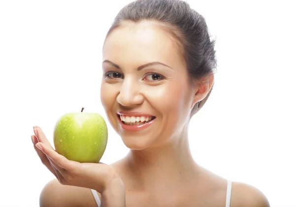 Mladá žena se zeleným jablkem izolované na bílém pozadí — Stock fotografie