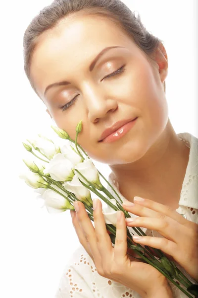 Mulher feliz com flores brancas isoladas no branco — Fotografia de Stock