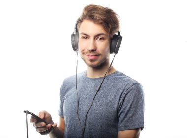 Cep telefonu ve lictening müzik üzerinde beyaz backg tutan adam