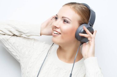 Kulaklık üzerinden müzik dinleme genç güzel kadın
