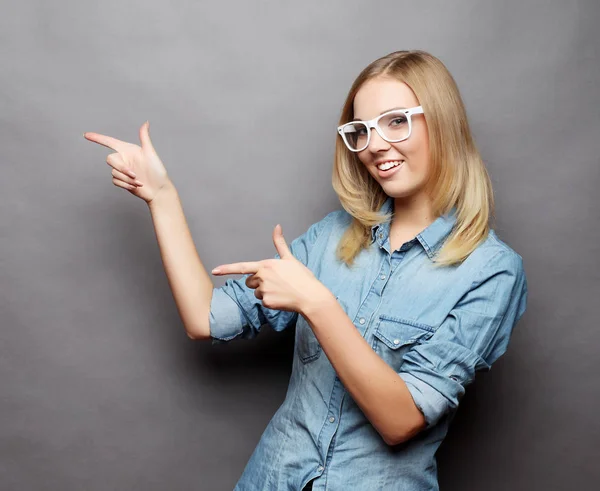 Cheerful young woman showing copyspace, visual imaginary or some — Stock Photo, Image