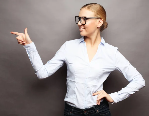 Joven hermosa mujer de negocios mostrando algo o copyspase fo — Foto de Stock