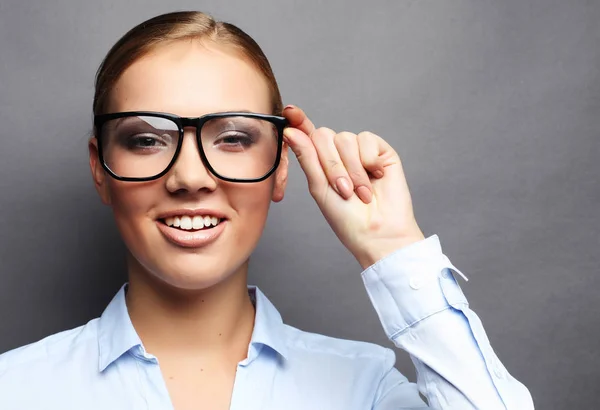 Femme d'affaires en lunettes sur fond gris — Photo