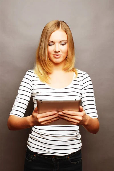 Menina adolescente feliz com computador tablet pc — Fotografia de Stock