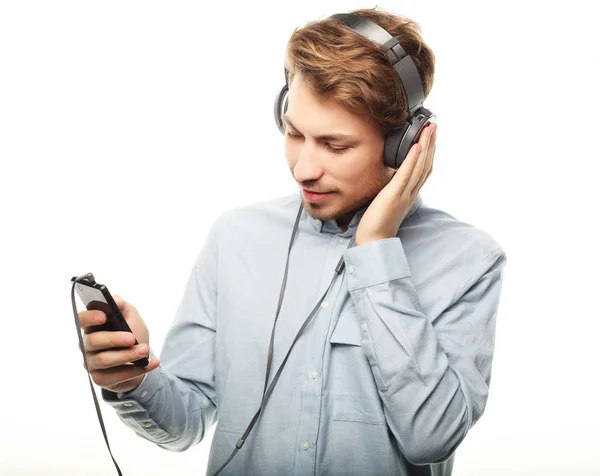Beau jeune homme portant des écouteurs et écoutant de la musique . — Photo