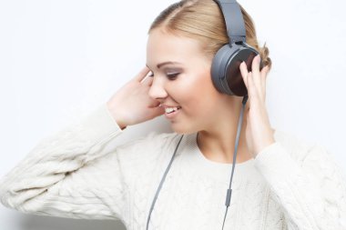 Kulaklık üzerinden müzik dinleme genç güzel kadın