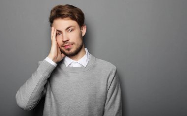 Basınç baş ağrısı endişe gri b izole iş adamı vurguladı