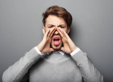 yakışıklı adam kameraya bakarken bağırarak