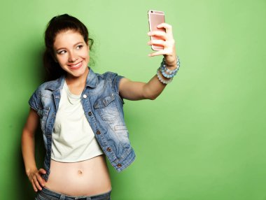 Güzel hippi kız alma selfie.