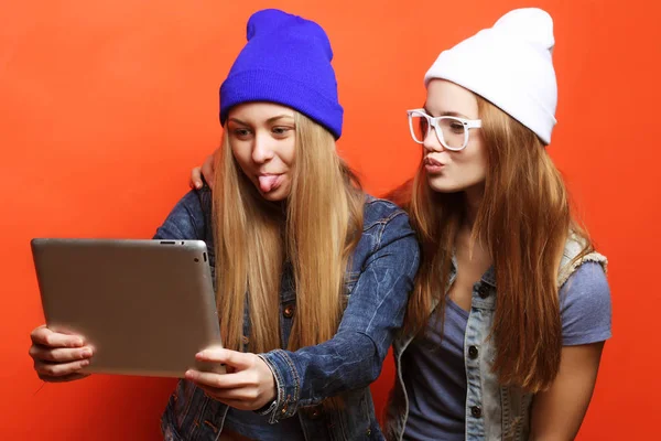 Hipster meisjes vrienden nemen selfie met digitale tablet, studio — Stockfoto