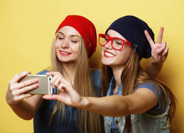 Mutlu kız ile smartphone Sarı zemin üzerinde. Mutlu öz