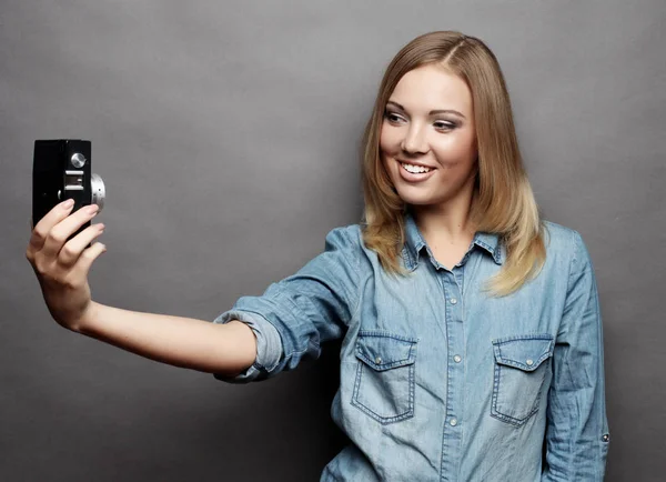 Joven mujer está haciendo foto selfie con cámara . — Foto de Stock