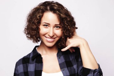 parmak ile işaret çekici mutlu kız beni ara