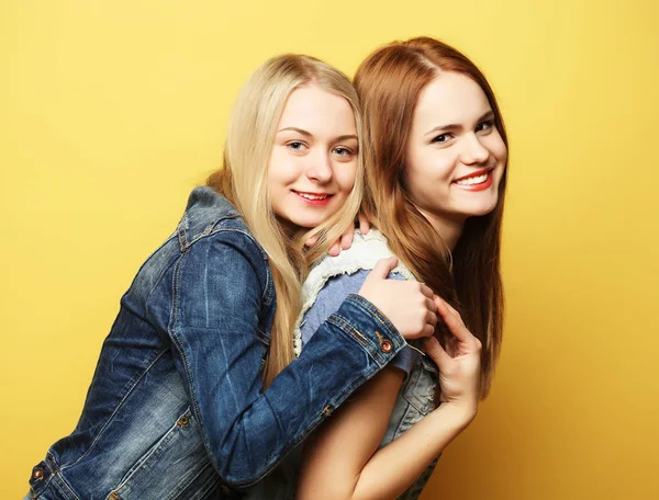 Životní styl a lidé koncept: dva mladí přátelé dívka stojící — Stock fotografie