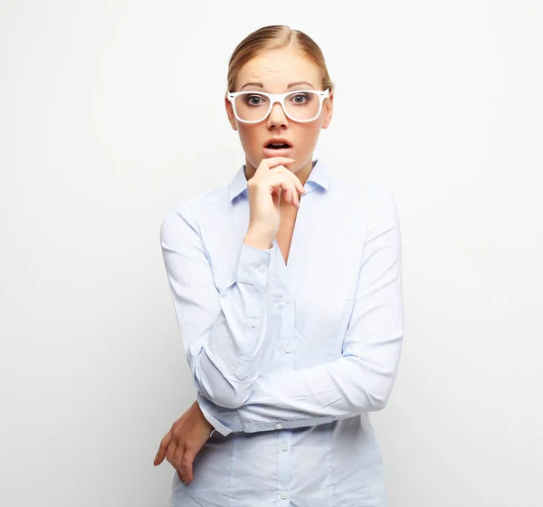 Sorprendente retrato de mujer de negocios sobre fondo blanco — Foto de Stock