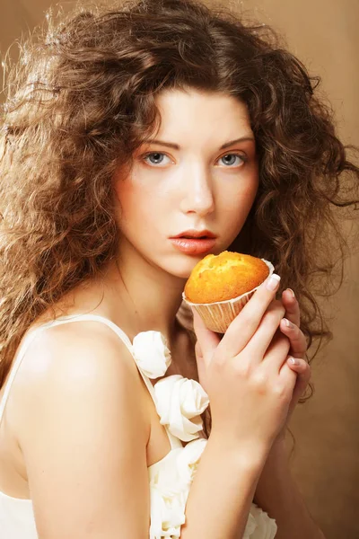 Jong krullend vrouw met een taart — Stockfoto