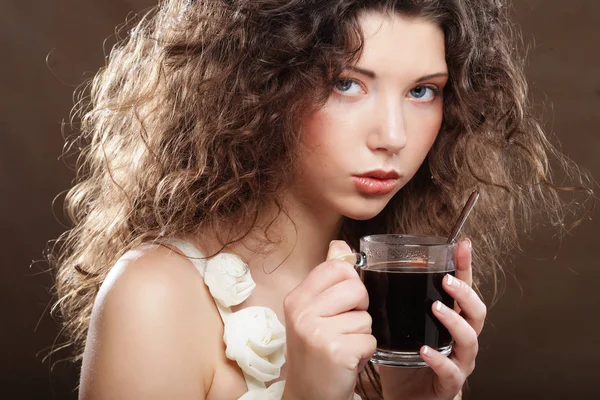 Mujer joven bebiendo café — Foto de Stock