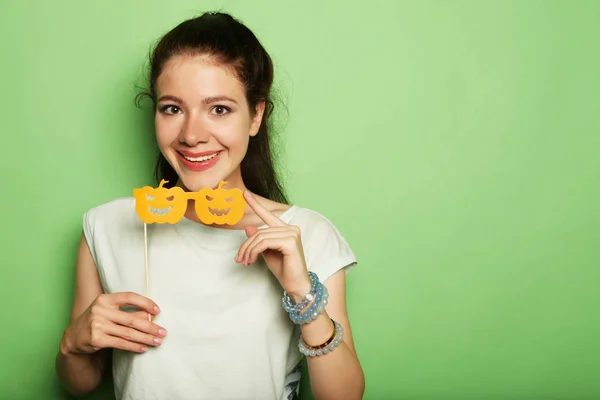 Aantrekkelijke speelse jonge vrouw met valse bril — Stockfoto