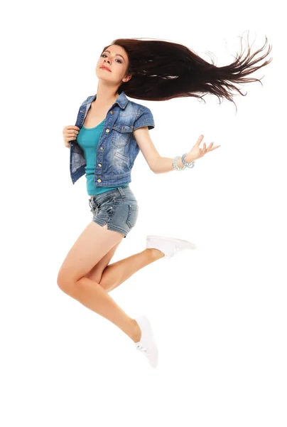 Retrato de comprimento total de uma mulher alegre pulando em um bac branco — Fotografia de Stock