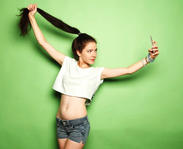 Linda menina hipster tirando selfie . — Fotografia de Stock