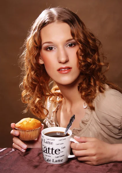 Wanita muda dengan kopi dan kue — Stok Foto
