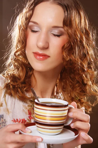 Wanita muda minum kopi — Stok Foto