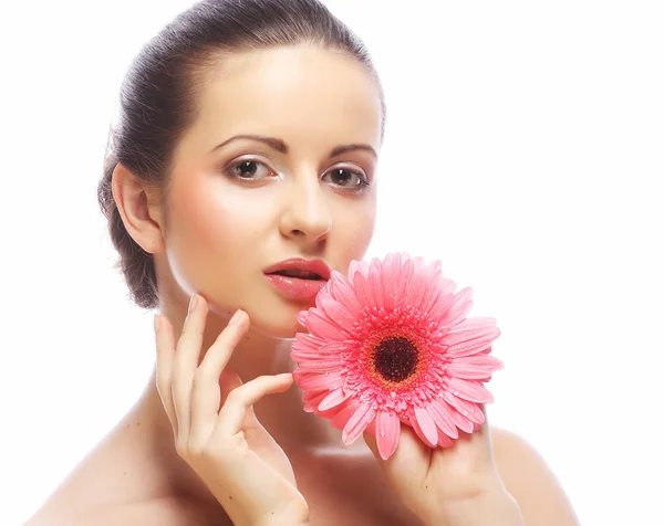 Vacker kvinna med rosa blomma isolerad på vit — Stockfoto