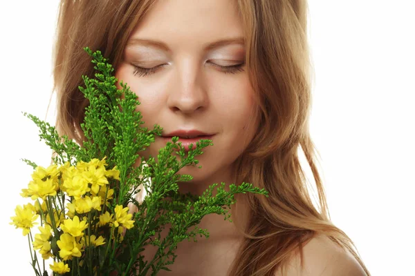 Mujer hermosa joven con flores amarillas — Foto de Stock