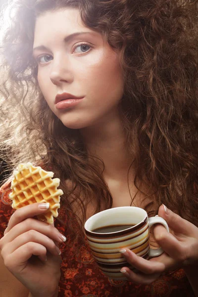 Giovane donna con caffè e biscotti — Foto Stock