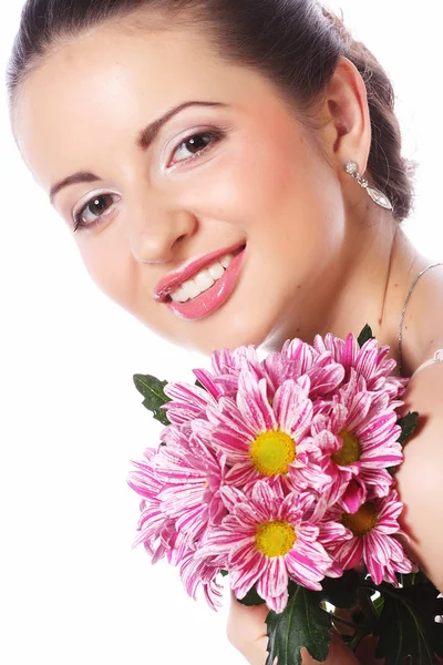 Νεαρή όμορφη γυναίκα με μπουκέτο με ροζ λουλούδια που απομονώνονται σε — Φωτογραφία Αρχείου