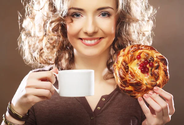 Giovane donna con caffè e torta — Foto Stock