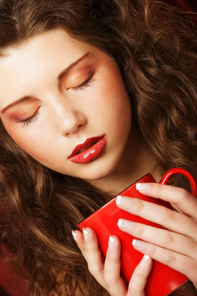 Schönes Mädchen trinkt Tee oder Kaffee. — Stockfoto