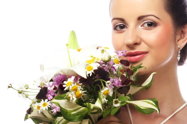 Schöne Frau mit einem Strauß verschiedener Blumen — Stockfoto
