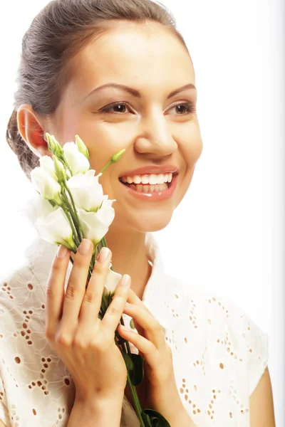 Mulher feliz com flores brancas isoladas no branco — Fotografia de Stock