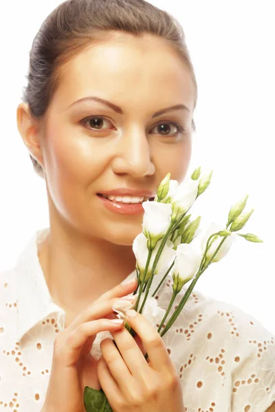 Mujer feliz con flores blancas aisladas en blanco — Foto de Stock