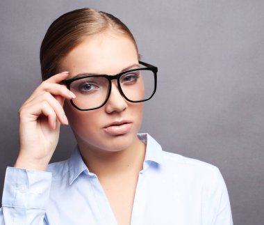 mutlu gülümseyen genç iş kadını bardaklarda gri backgr üzerinde