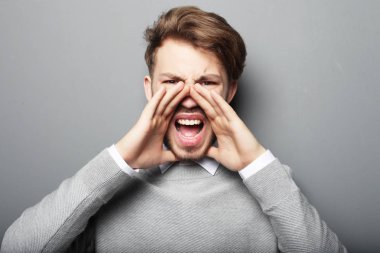 yakışıklı adam kameraya bakarken bağırarak