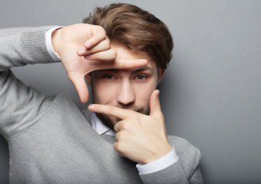 Neşeli genç iş adamı el parmak çerçeve