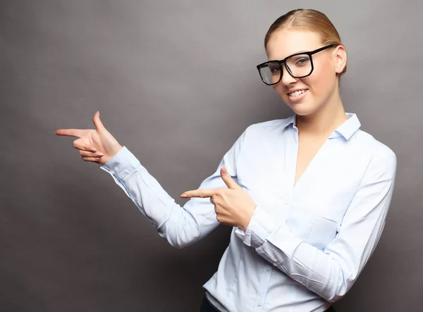 Young beautiful business woman showing something or copyspase fo — Stock Photo, Image