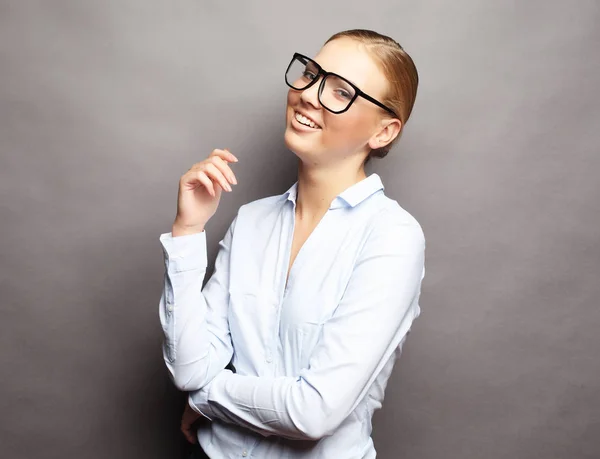 Femme d'affaires en lunettes sur fond gris — Photo