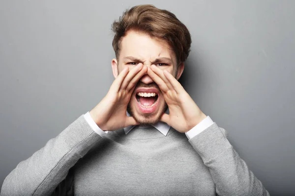 yakışıklı adam kameraya bakarken bağırarak