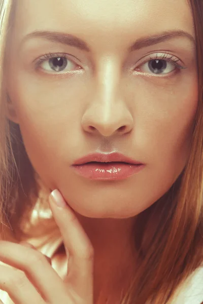 Jonge lachende vrouw met een gezonde huid — Stockfoto