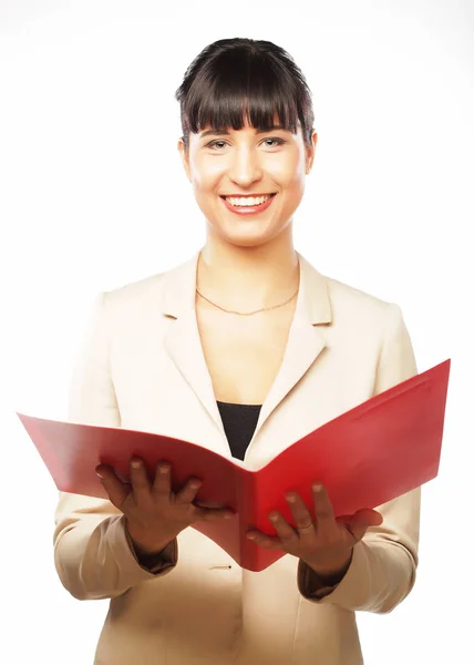 Портрет улыбающейся деловой женщины с бумажными папками, изолированными — стоковое фото