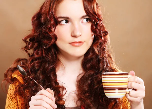 Belle femme buvant du café sur fond beige — Photo